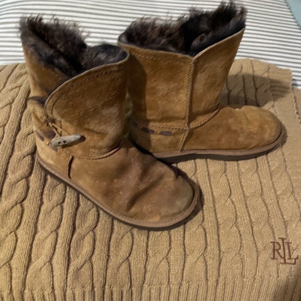 UGG Meadow Boots. Chestnut. Dark brown fluffy fur collar, fold over optional.